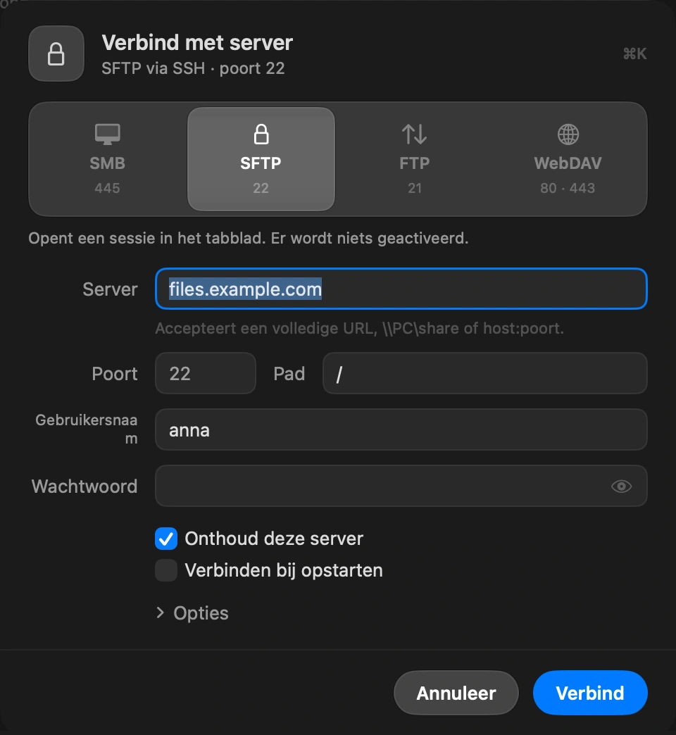 Vul aan wat ontbreekt: Het venster Verbind met server opent met host, poort, gebruiker en pad al ingevuld. Voeg het wachtwoord toe, of kies een SSH-sleutel voor SFTP. Laat Onthoud deze server aan om hem in de navigatiekolom te houden en het wachtwoord in je sleutelhanger.
